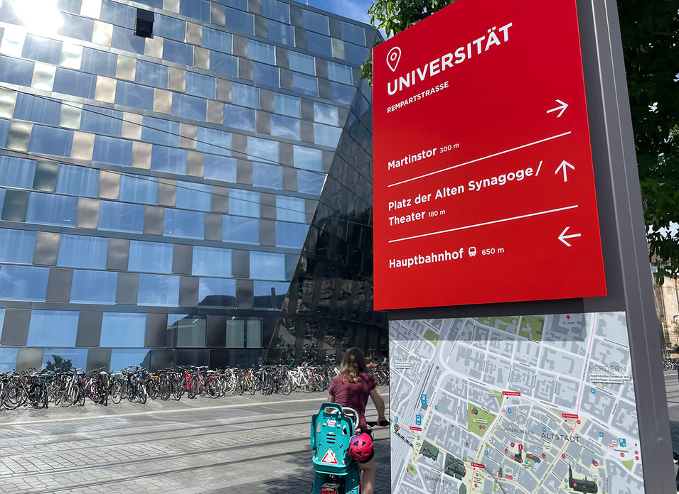 Touristisches Fußgänger Leitsystem, Stele an der Universität: Copyright FWTM